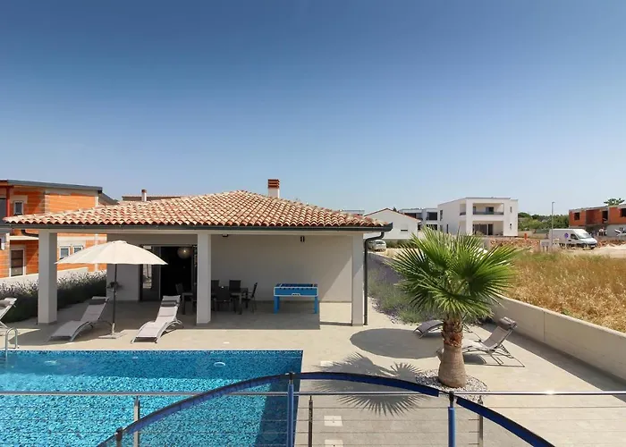 Villa New Modern Riz With Private Pool Near The Town Center And By Wiibuk Pula